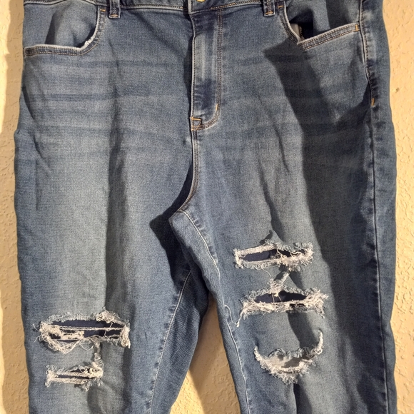 High Rise Distressed Jeans - Picture 2 of 8